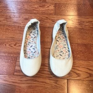 Kohl’s White Flats - size 8